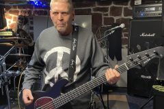 Klaus Hoss mit sein Harley Benton Bass