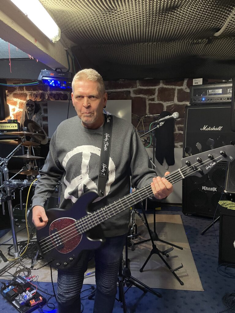 Klaus im Proberaum mit neuen Harley Benton Bass